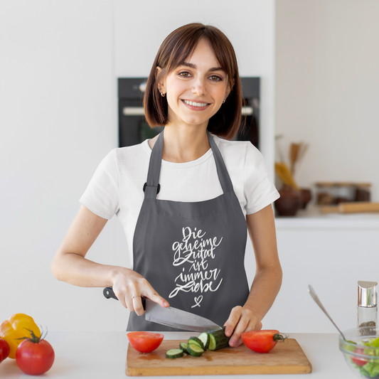 Latzschürze Basic mit Tasche DIE GEHEIME ZUTAT IST IMMER LIEBE